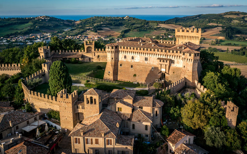 CASTELLI MEDIEVALI E BORGHI MARCHIGIANI 

